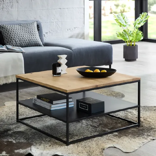 Weißer hölzerner Couchtisch in Wohnzimmer